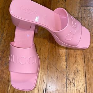 Gucci pink rubber slides with heel